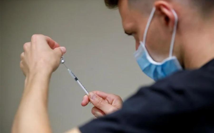 Κορονοϊός: Έρχεται τέταρτη δόση εμβολίου για όλους – Τον επόμενο μήνα για άνω τους 60