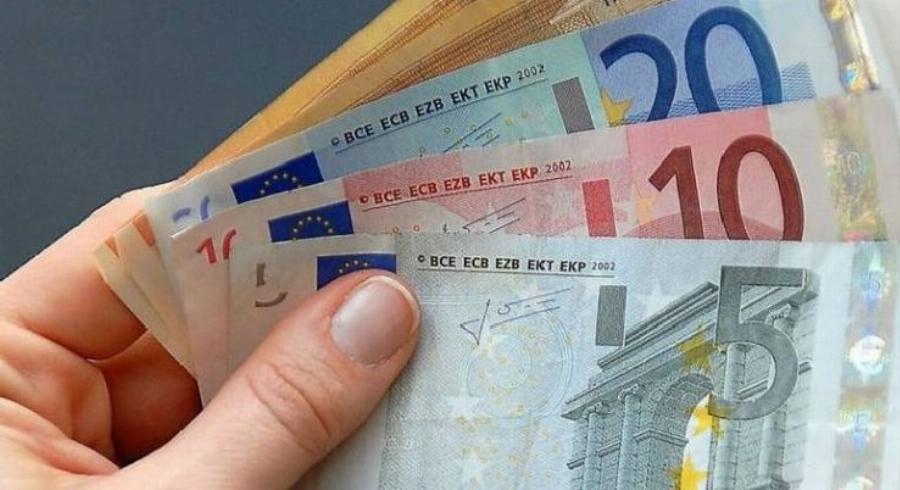 Ποιοι παίρνουν έως 900 ευρώ: «Βροχή» από επιδόματα τον Απρίλιο