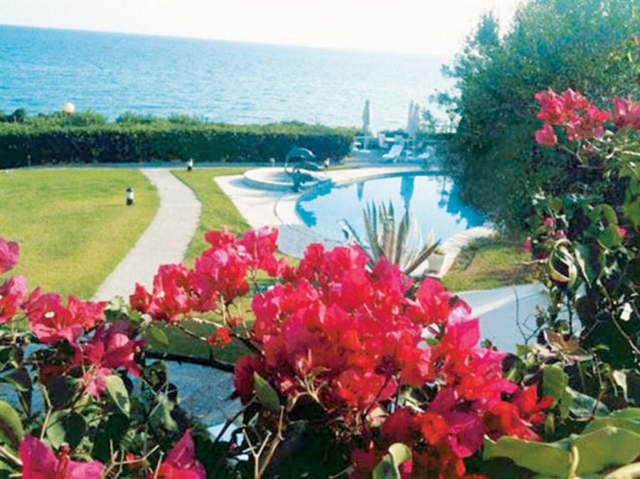 Έχει «εξαφανιστεί»: Η απομόνωση στο ονειρικό «παλάτι» στην Χαλκιδική, ο παραδεισένιος κήπος, το εκκλησάκι και η πισίνα