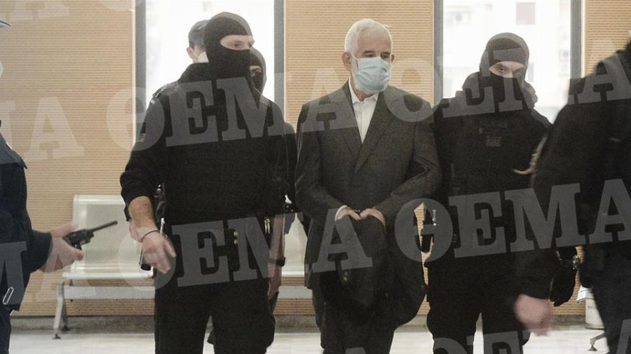 «Παρών» για πρώτη φορά στο δικαστήριο ο Πέτρος Φιλιππίδης: Εμφανίστηκε στη δίκη με χειροπέδες