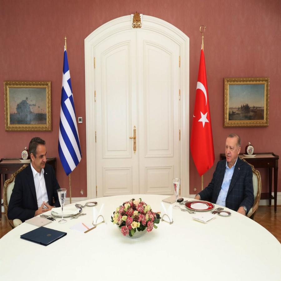 Μες στην καλή χαρά ο Μητσοτάκης στο γεύμα με τον Ερντογάν μπροστά στις κάμερες