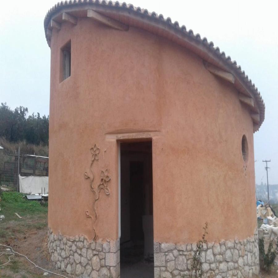 Σπίτια από άχυρο: Φτιάχνονται από άχυρο και πηλό, είναι δροσερά τα καλοκαίρια και κοστίζουν όσο ένα ταξίδι σε νησί