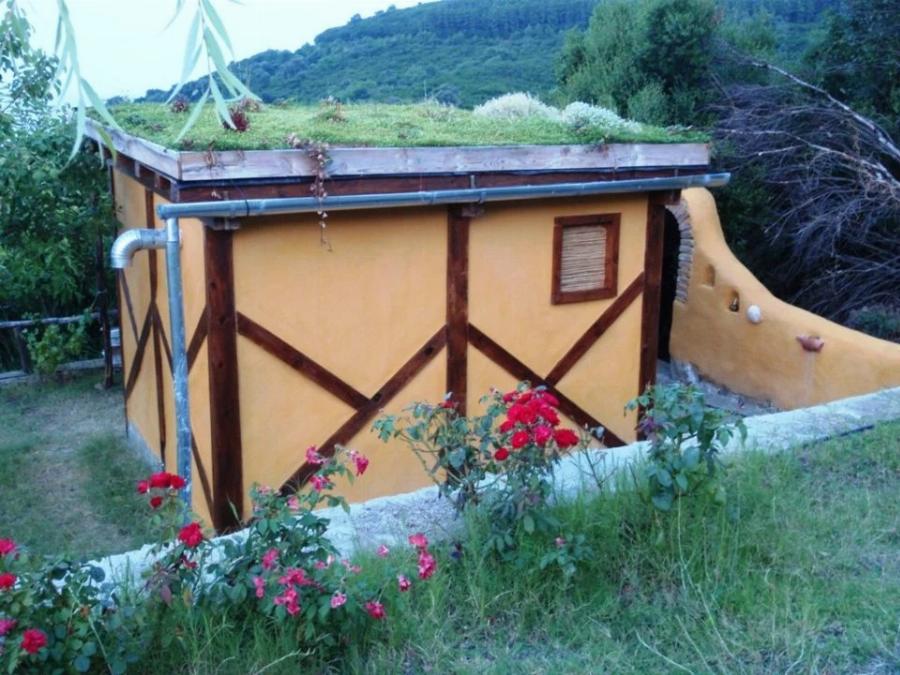 Σπίτια από άχυρο: Φτιάχνονται από άχυρο και πηλό, είναι δροσερά τα καλοκαίρια και κοστίζουν όσο ένα ταξίδι σε νησί