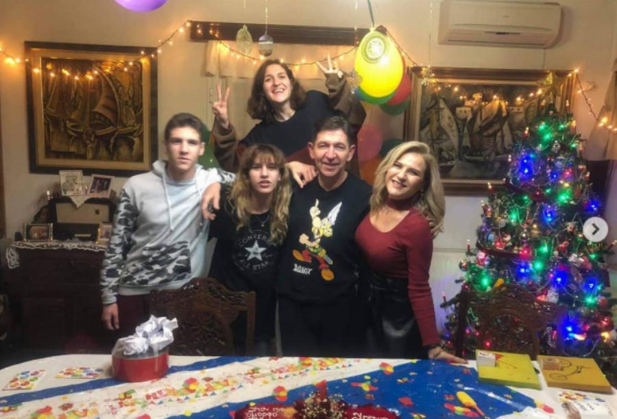 Μπέσυ Μάλφα: Η τρυφερή ανάρτηση για τα γενέθλια του συζύγου της, η φωτογραφία με τα 3 παιδιά και η ομοιότητα με την κόρη της