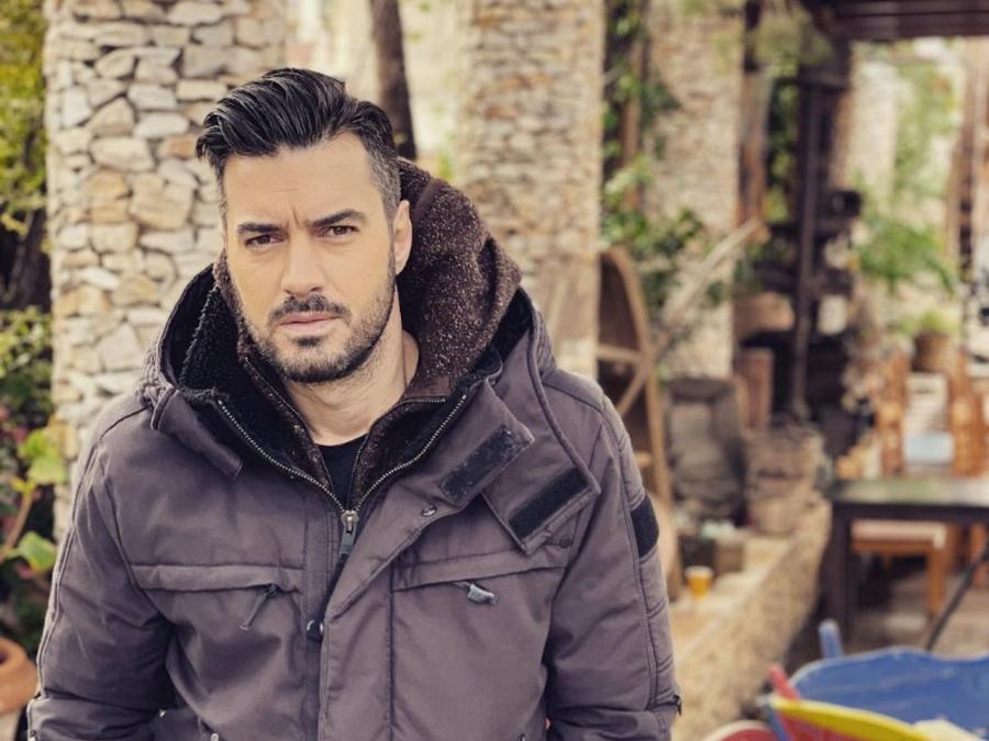 Σαν δυο σταγόνες νερό: Ο κούκλος αδερφός του Γιάννη Τσιμιτσέλη και το διαφορετικό μονοπάτι που ακολουθεί