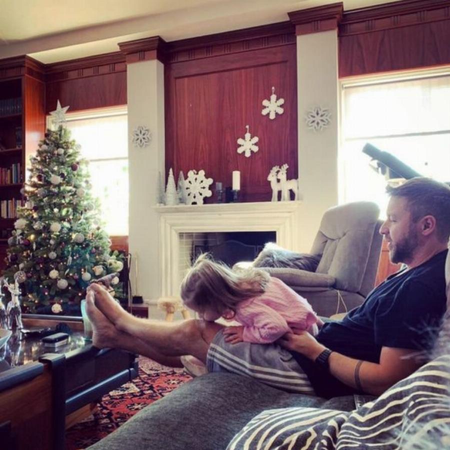 Γιάννης Βαρδής – Νατάσα Σκαφίδα: Η μικρούλα κόρη τους, Κατερίνα, μεγαλώνει και είναι γλυκύτατη