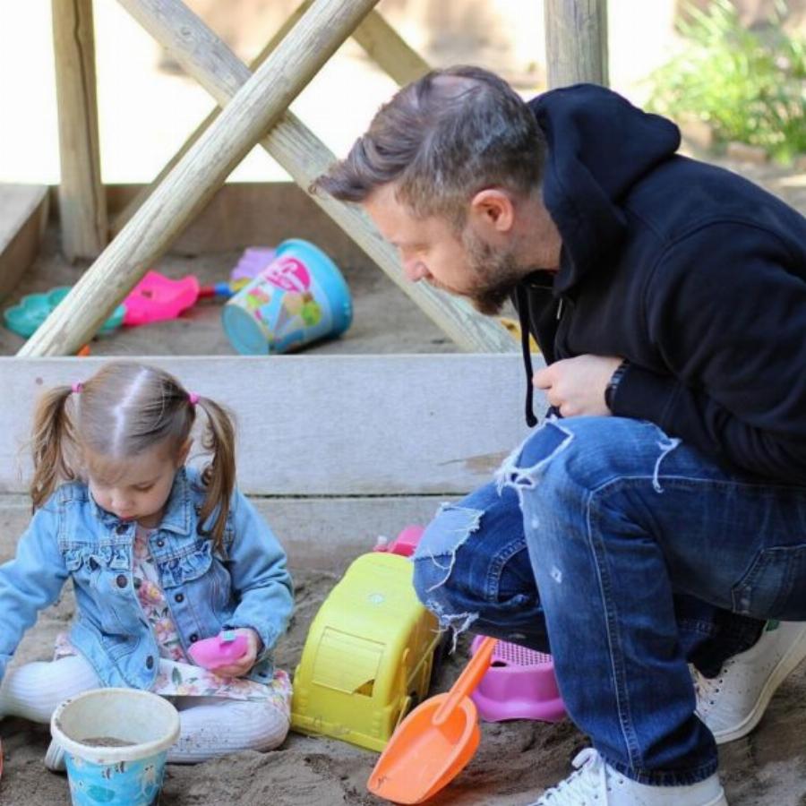 Γιάννης Βαρδής – Νατάσα Σκαφίδα: Η μικρούλα κόρη τους, Κατερίνα, μεγαλώνει και είναι γλυκύτατη