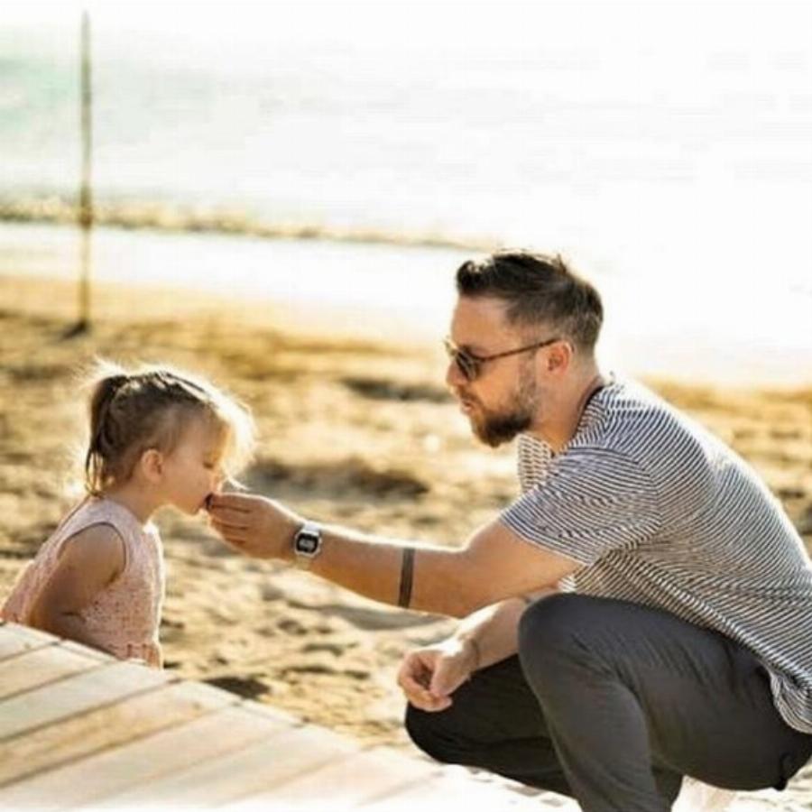 Γιάννης Βαρδής – Νατάσα Σκαφίδα: Η μικρούλα κόρη τους, Κατερίνα, μεγαλώνει και είναι γλυκύτατη