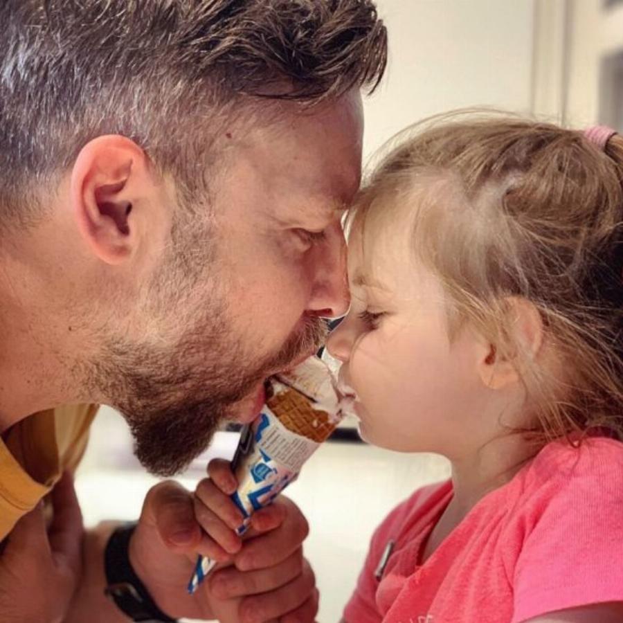 Γιάννης Βαρδής – Νατάσα Σκαφίδα: Η μικρούλα κόρη τους, Κατερίνα, μεγαλώνει και είναι γλυκύτατη