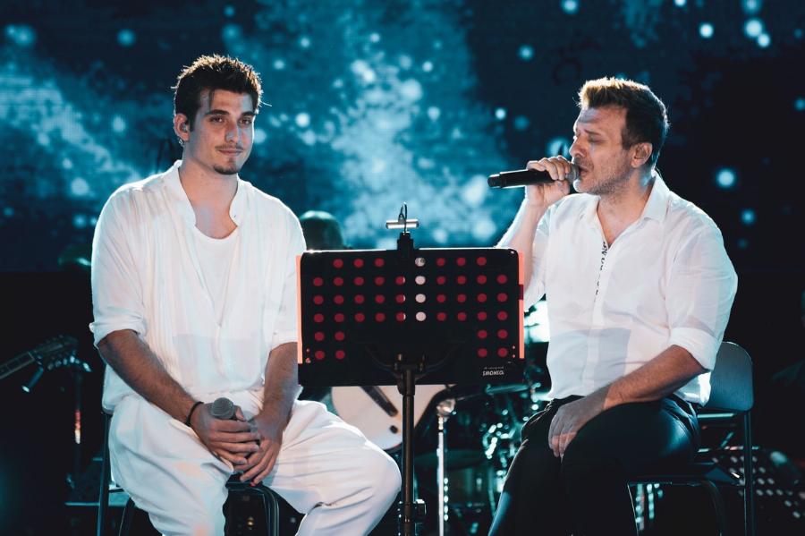 Οικογένεια Πλούταρχου: Η στιγμή που ακούν το νέο τραγούδι του Γιώργου Κακοσαίου