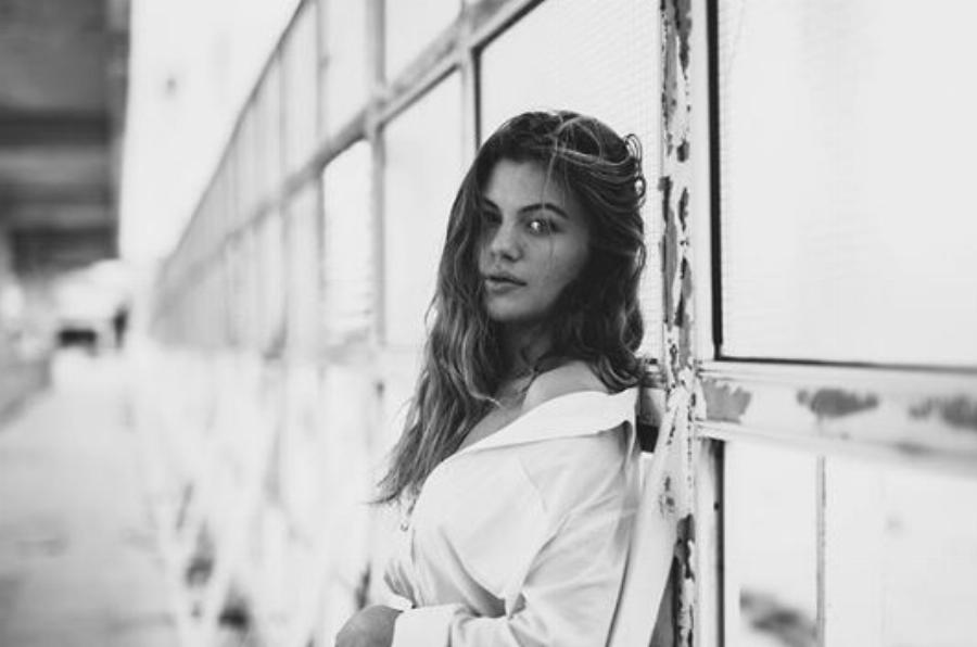 Η κόρη της Δωροθέας Μερκούρη – Ηλέκτρα: Έγινε 20 ετών, είναι μια καλλονή και μοιάζει με την Μόνικα Μπελούτσι