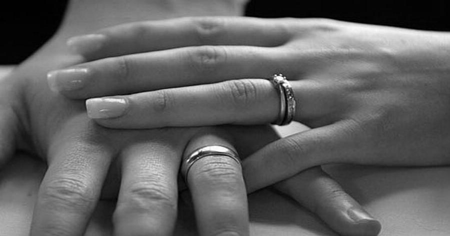 Αυτός είναι ο λόγος για τον οποίο φοράμε τη βέρα του γάμου στο τέταρτο δάκτυλο, τον παράμεσο