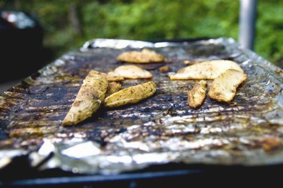 Χρησιμοποιείτε ακόμη αλουμινόχαρτο στο μαγείρεμα: Οι λόγοι που πρέπει να το σταματήσετε αμέσως