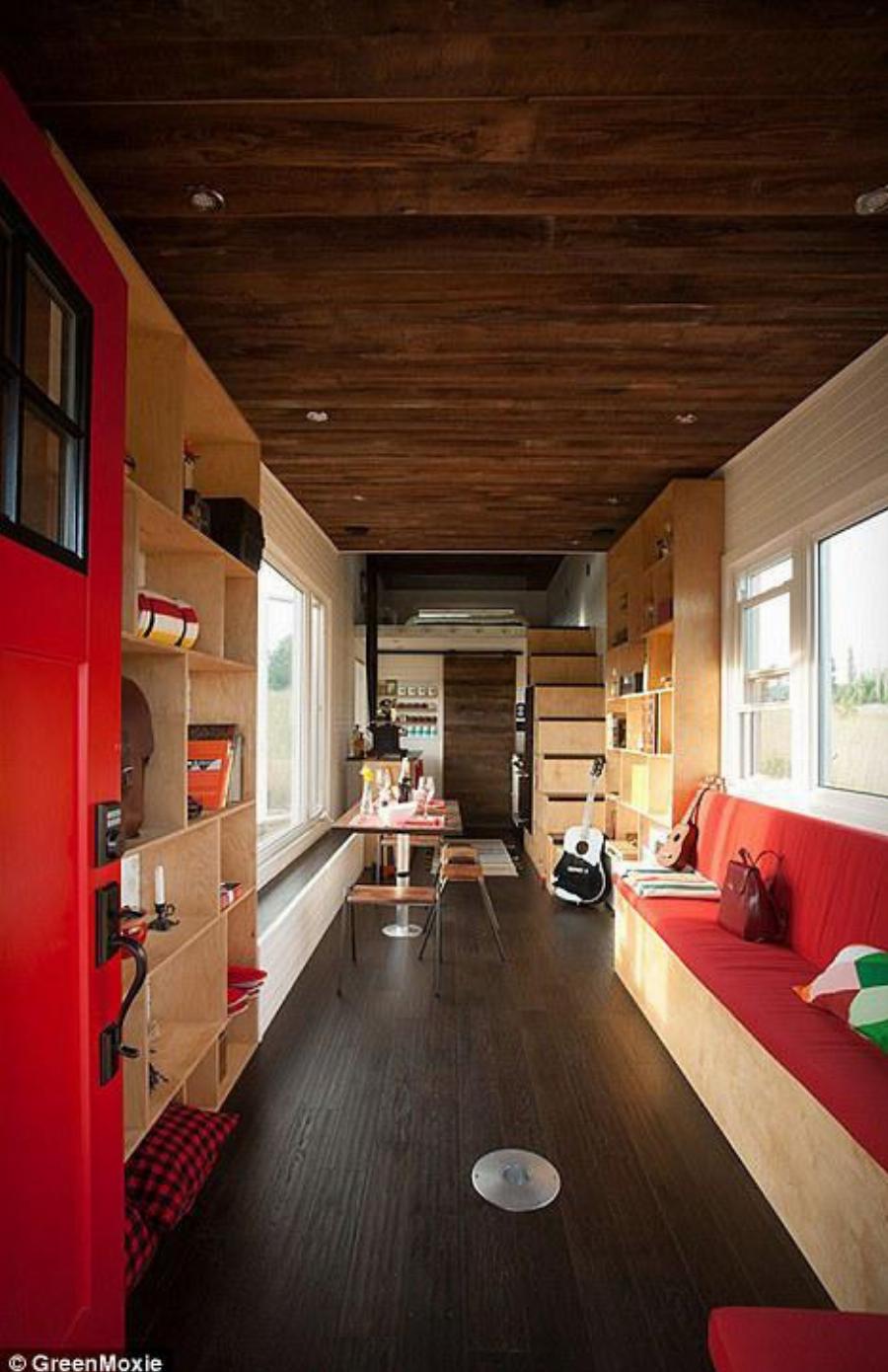 Ξύλινο τροχόσπιτο: Εξωτερικά φαίνεται απλό, το κόστος του ξεκινάει στα 65.000$, είναι άνετο και το εσωτερικό του εντυπωσιάζει