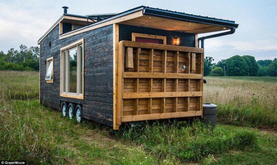 Ξύλινο τροχόσπιτο: Εξωτερικά φαίνεται απλό, το κόστος του ξεκινάει στα 65.000$, είναι άνετο και το εσωτερικό του εντυπωσιάζει