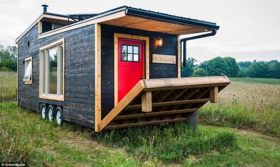 Ξύλινο τροχόσπιτο: Εξωτερικά φαίνεται απλό, το κόστος του ξεκινάει στα 65.000$, είναι άνετο και το εσωτερικό του εντυπωσιάζει