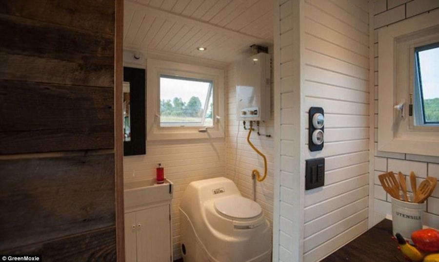 Ξύλινο τροχόσπιτο: Εξωτερικά φαίνεται απλό, το κόστος του ξεκινάει στα 65.000$, είναι άνετο και το εσωτερικό του εντυπωσιάζει