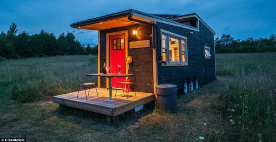 Ξύλινο τροχόσπιτο: Εξωτερικά φαίνεται απλό, το κόστος του ξεκινάει στα 65.000$, είναι άνετο και το εσωτερικό του εντυπωσιάζει