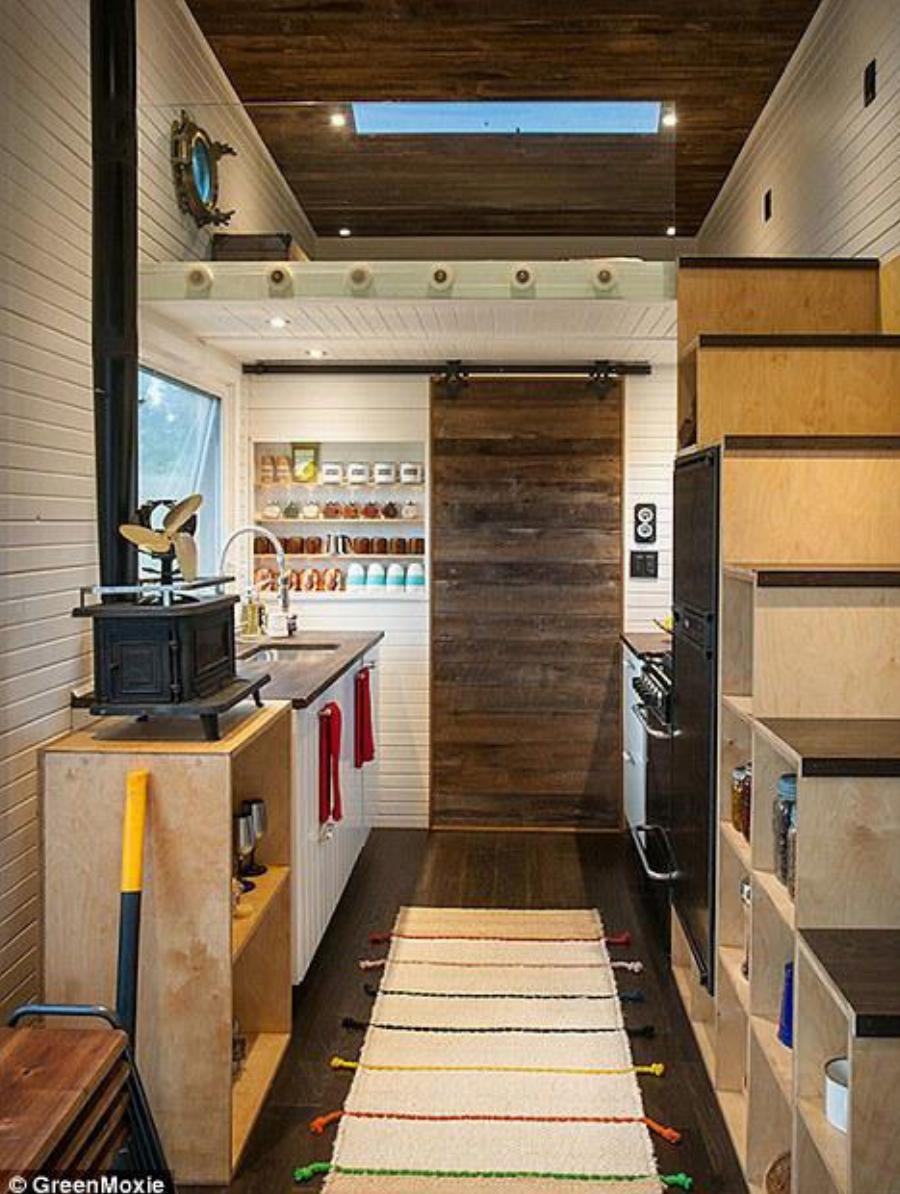 Ξύλινο τροχόσπιτο: Εξωτερικά φαίνεται απλό, το κόστος του ξεκινάει στα 65.000$, είναι άνετο και το εσωτερικό του εντυπωσιάζει