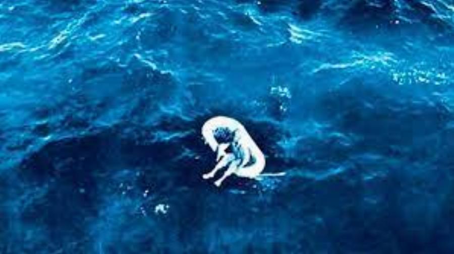 Την πέταξε στη θάλασσα: 11χρονη πάλεψε 4 μέρες με τα κύματα και επέπλεε στον ωκεανό μόνη