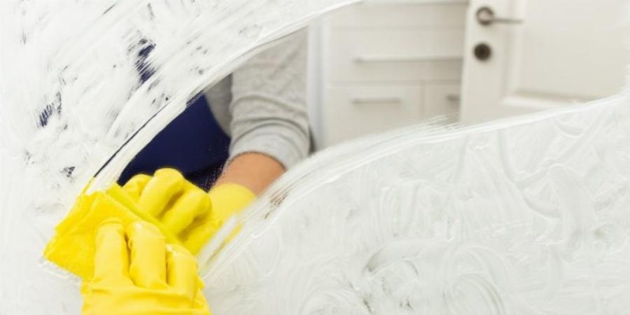 Βρώμικοι καθρέφτες: Το κόλπο με τα 2 σπιτικά υλικά για να λάμπουν