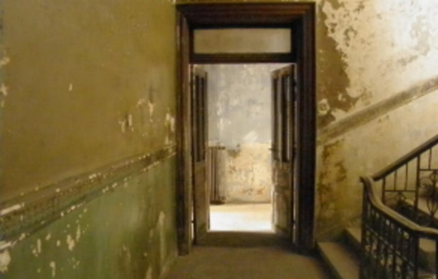 Κόκκινο κτίριο στη Θεσσαλονίκη: Η ιστορία, ο μύθος για φαντάσματα και φωτογραφίες από το εσωτερικό του