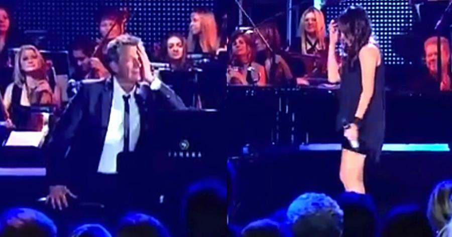 Νεαρή κοπέλα με αγγελική φωνή τραγουδάει και ο πιανίστας δεν μπορεί να συγκρατήσει τα συναισθήματά του