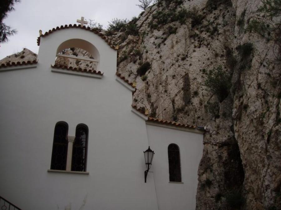 Μυστικό καταφύγιο του Λυκαβηττού: 100μ. μέσα στο βράχο να μην χρειαστεί να βρεθείς ποτέ εκεί – Τουαλέτες, τηλέφωνα, ρεύμα και λουτρά