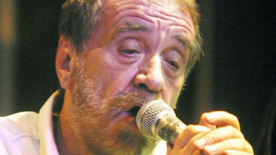 Αντώνης Καλογιάννης: Η συνεργασία με θρυλικούς συνθέτες, το ξύλο από την ίδια του την μητέρα και ο χαμός του γιου του