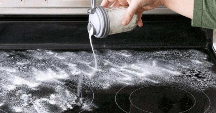 Κάθαρισμα κεραμικής εστίας: Το φυσικό κόλπο για να την κάνετε να αστράφτει από καθαριότητα