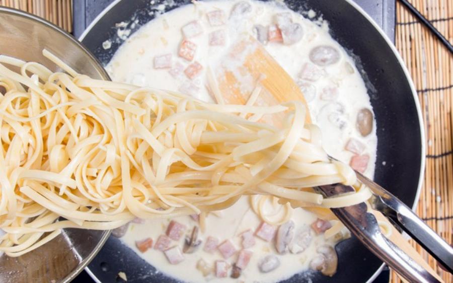 Καρμπονάρα φούρνου: Η εύκολη συνταγή με κοτόπουλο και μανιτάρια