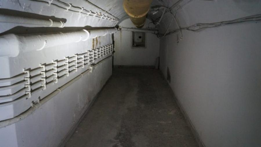 Μυστικό καταφύγιο του Λυκαβηττού: 100μ. μέσα στο βράχο να μην χρειαστεί να βρεθείς ποτέ εκεί – Τουαλέτες, τηλέφωνα, ρεύμα και λουτρά