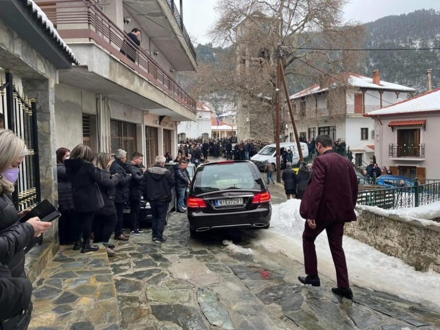 Γυναικοκτονία στη Θεσσαλονίκη: Ανείπωτος θρήνος στην κηδεία της 41χρονης Βίκυς – «Άφησε τρία κοριτσάκια ορφανά»