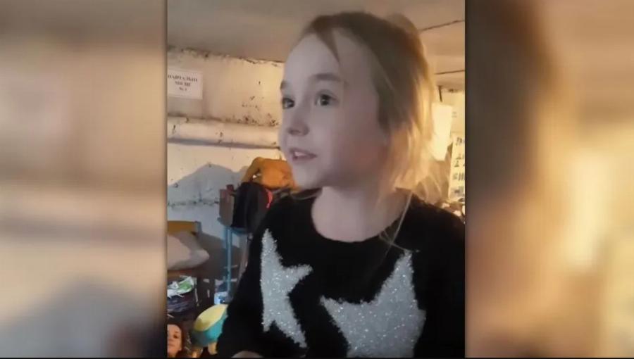 Πόλεμος Ουκρανία: Kοριτσάκι στο Κίεβο τραγουδάει στο καταφύγιο το «Let It Go» για να εμψυχώσει τον κόσμο