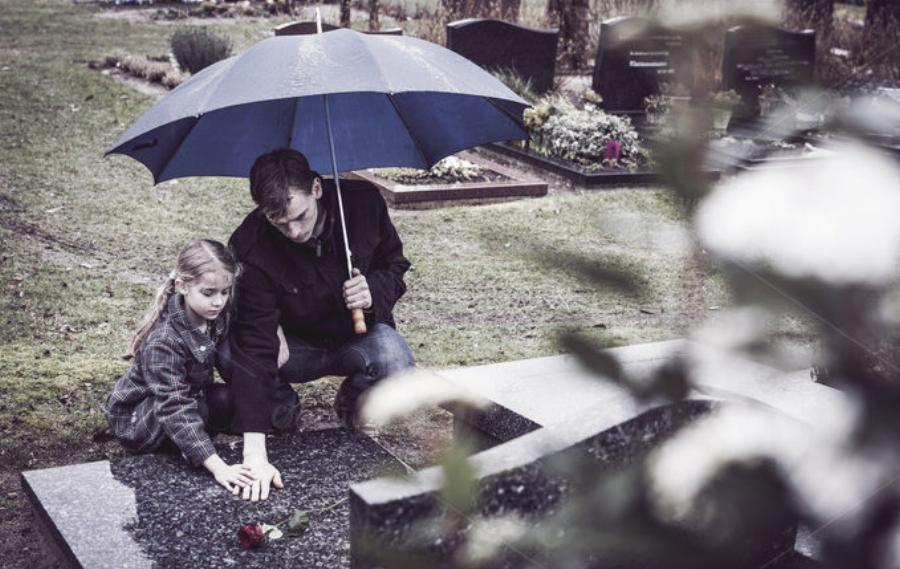 Το ξέσπασμα ενός χήρου μπαμπά: «Δεν πρόκειται να παρηγορήσω κανέναν. Έχω να φροντίσω το παιδί μου και μένα»