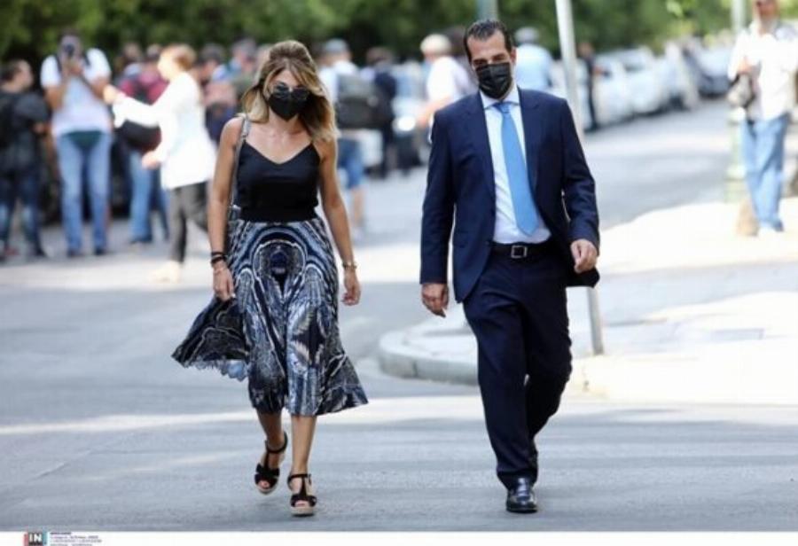 Θάνος Πλεύρης: Η γοητευτική σύζυγός του, Λένα Παπαθεολόγου, κλέβει τις εντυπώσεις σε κάθε εμφάνιση