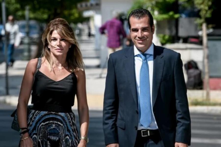 Θάνος Πλεύρης: Η γοητευτική σύζυγός του, Λένα Παπαθεολόγου, κλέβει τις εντυπώσεις σε κάθε εμφάνιση