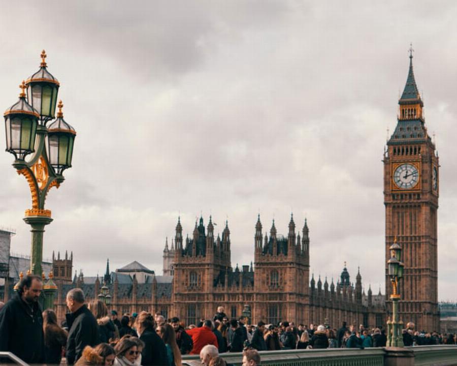 «Μας απαγορεύουν να μιλάμε ελληνικά. Μας λένε “Only English here”»: Τι αποκαλύπτει Έλληνας ομογενής απο το Λονδίνο