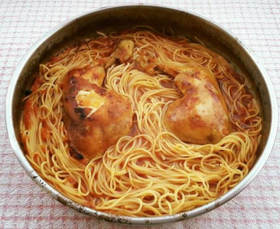 Υπέροχο κοτόπουλο με μακαρόνια και μπόλικη σάλτσα ντομάτας
