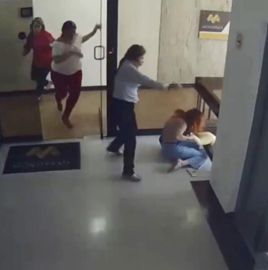 Μητέρα ηρωίδα: Σώζει τον γιο της τελευταία στιγμή πριν πέσει στο κενό