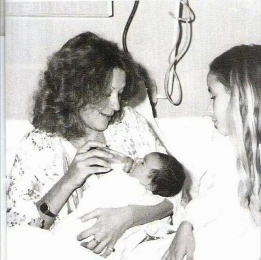 Μαρία – Ελένη Λυκουρέζου: Oι ουσίες από τα 14,  η κακή σχέση με την μητέρα της και οι 17 ημέρες γάμου με τον Γκλέτσο