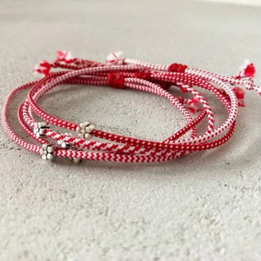 To βραχιολάκι με τη λευκή και κόκκινη κλωστή – Γιατί φοράμε Μάρτη;