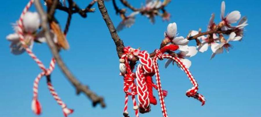 To βραχιολάκι με τη λευκή και κόκκινη κλωστή – Γιατί φοράμε Μάρτη;