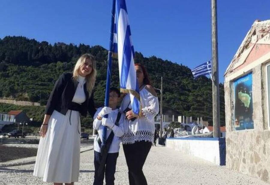 Παρέλασε μόνος του: Υπερηφάνεια και συγκίνηση για τον 10χρονο Τάσο στο Μαθράκι