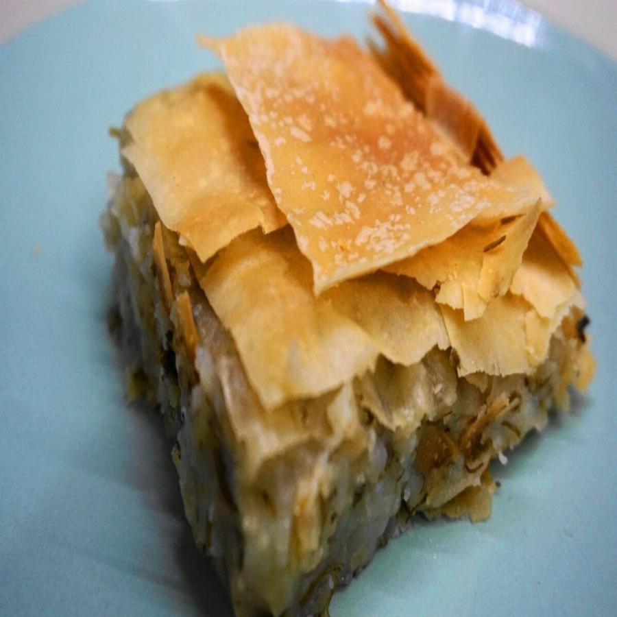 Πατατόπιτα φούρνου: Νόστιμη και οικονομική με υλικά που έχουν περισσέψει