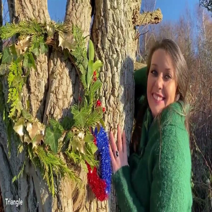 Η γυναίκα που αγάπησε και παντρεύτηκε ένα δέντρο για να το σώσει – Άλλαξε και το επίθετο της σε κουφοξυλιά