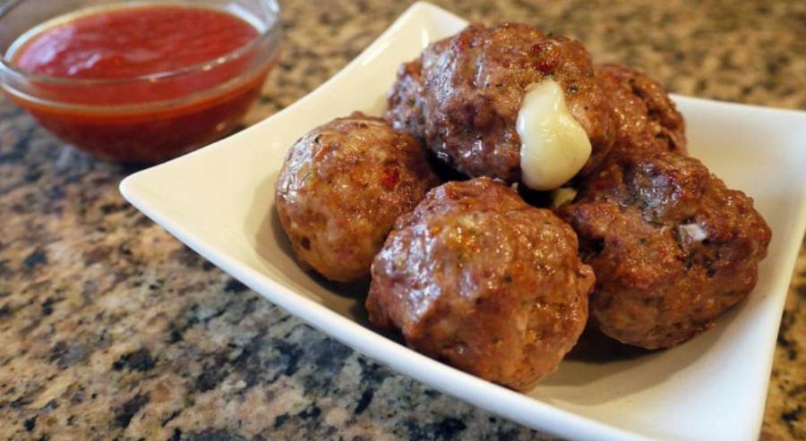 Πεντανόστιμα κεφτεδάκια: Η απόλυτη συνταγή με γέμιση μοτσαρέλας