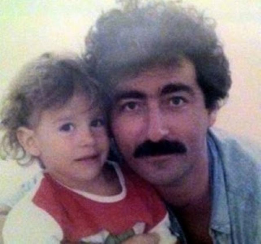 Ελένη Μενεγάκη: «Τον έχασα 2,5 ετών, η απουσία του ήταν τεράστια» – Η συγκινητική εξομολόγηση για την απώλεια του πατέρα της