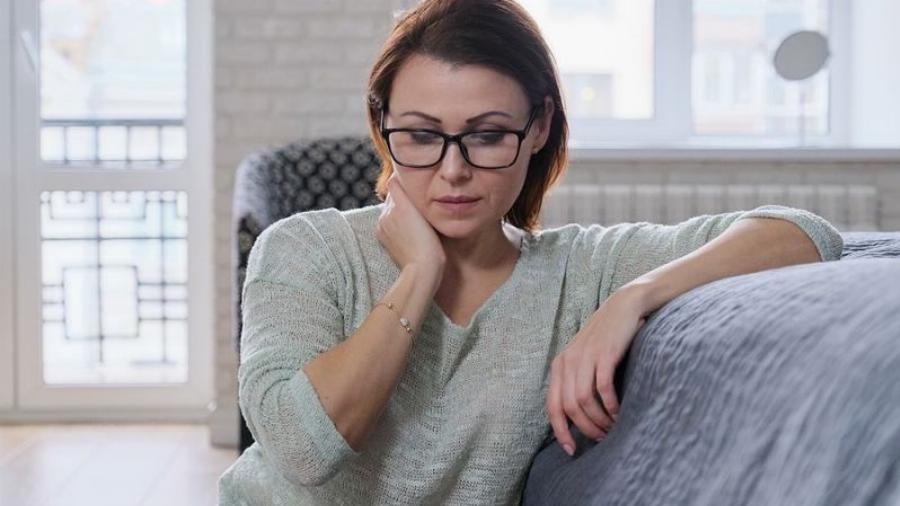 Περιεμμηνόπαυση: Πως σχετίζεται με την εμμηνόπαυση – Τι σημαίνει και ποια τα «ύπουλα» συμπτώματα
