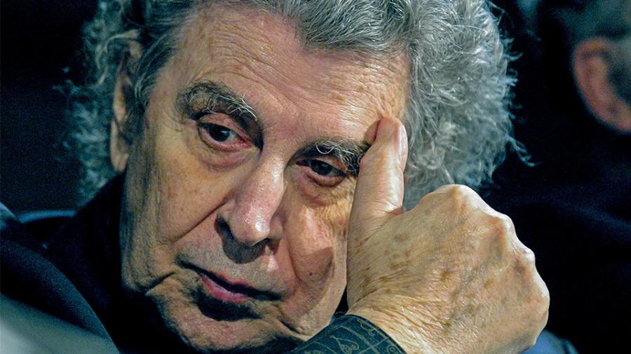 Μίκης Θεοδωράκης: Η ζωή στην παρανομία, τα βασανιστήρια, τα 1000 τραγούδια και η παράλυση